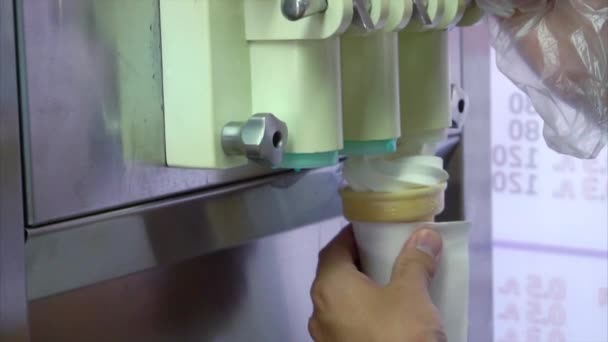 Vendeur de rue de crème glacée remplissant un cône de crème glacée par la machine — Video