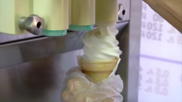 Vendeur de rue de crème glacée remplissant un cône de crème glacée par la machine — Video