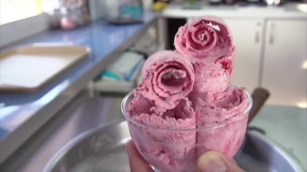 Νόστιμο τηγανητό παγωτό με γεύση κεράσι. — Αρχείο Βίντεο
