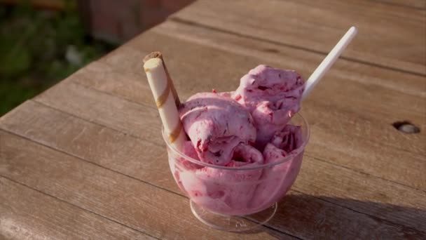 Köstliches frittiertes Eis mit Kirscharoma auf dem hölzernen Hintergrund — Stockvideo