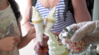 Sokak satıcısı sprinkles dondurma waffle koni şeker kırmızı kalpler tarafından