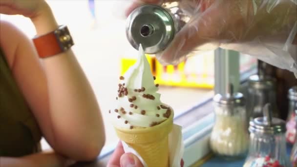 Street vendor polvilha cone de waffle de sorvete por arroz inchado — Vídeo de Stock