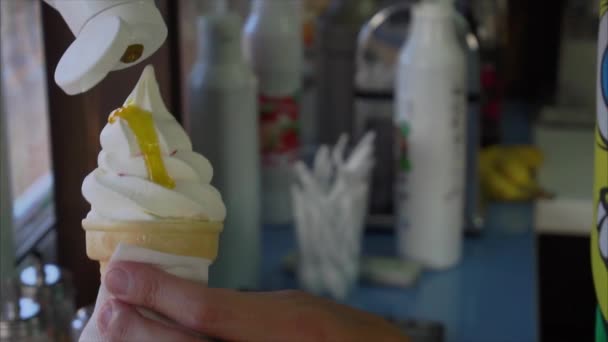 Chef gießt Eiswaffel Zapfen Zitronensirup — Stockvideo