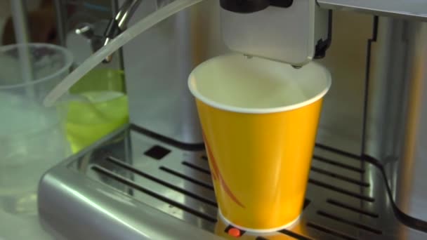 Processen att göra kaffe av kaffe maskinen Häll kaffe i koppen — Stockvideo