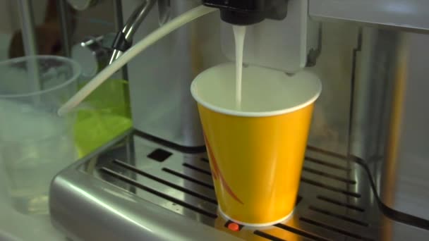 Processus de fabrication du café par machine à café verser le café dans la tasse 