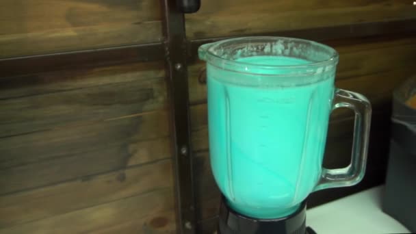 Процесс смешивания вкуса молочного коктейля жвачка или мята на блендере — стоковое видео