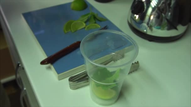 processus de préparation du mojito non alcoolisé 