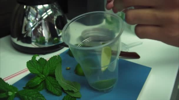 Processen för att förbereda alkoholfria mojito — Stockvideo