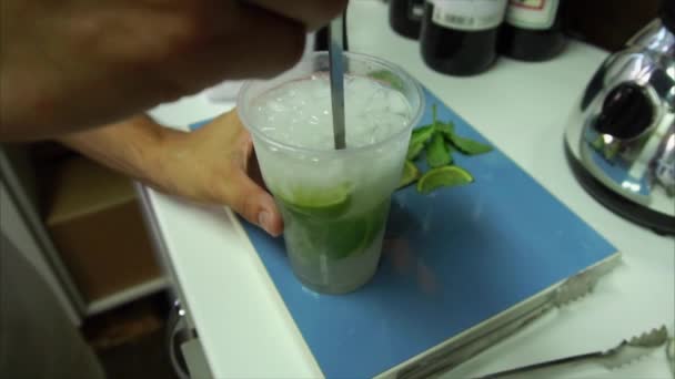 Proces przygotowania bezalkoholowe mojito — Wideo stockowe