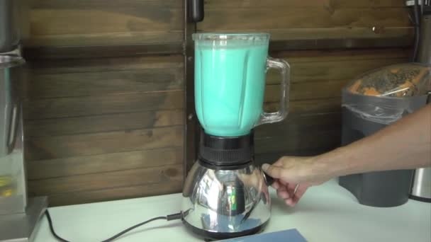 Processen att blanda mjölk coctail smak bubbelgum eller mint av blender — Stockvideo