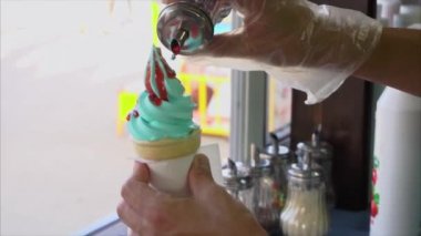 Sokak satıcısı sprinkles dondurma waffle koni tatlı renkli yıldız tarafından