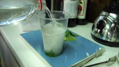 -alkolsüz mojito hazırlama süreci