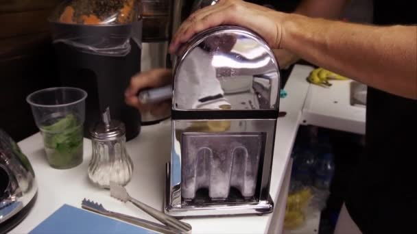 Процесс дробления льда с помощью механических машин — стоковое видео