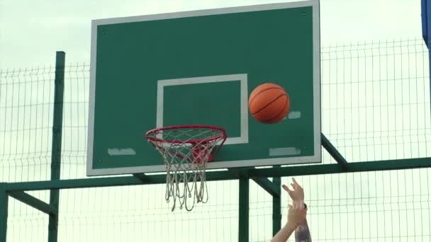 Μπάσκετ γυρίσματα σε ανοιχτό γήπεδο, ρίχνοντας μπάλα στο καλάθι — Αρχείο Βίντεο