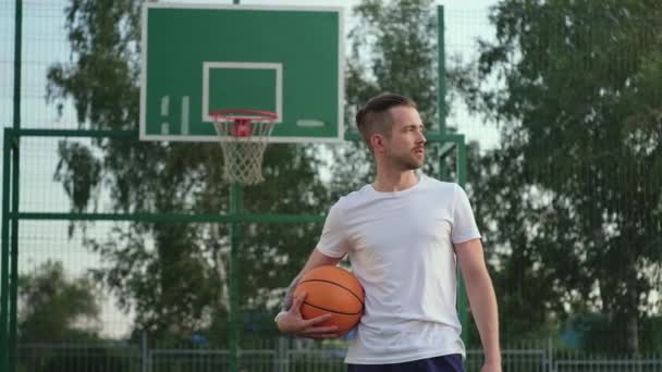 Streetball e stile di vita attivo dei giovani, giocatore in campo — Video Stock