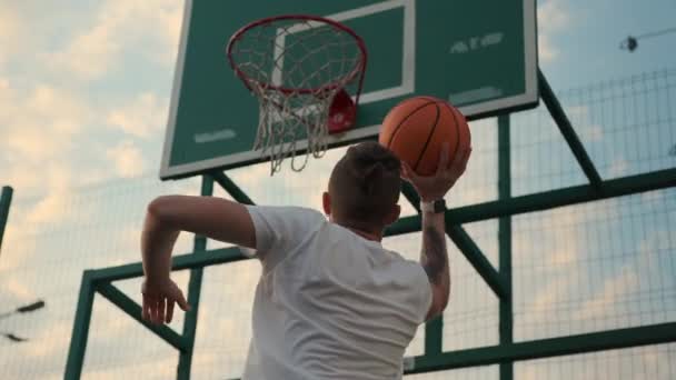 Der Mann, der einen Korb erzielt. Basketball-Training — Stockvideo