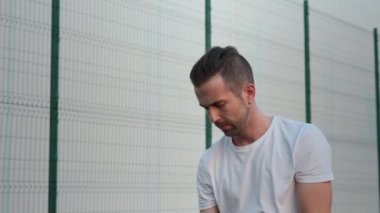 Basketbolcu açık alanda topla antrenman yapıyor.