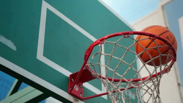 Bola está caindo no aro de basquete — Vídeo de Stock