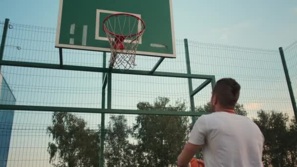 Unerkennbarer Mann schießt Tore beim Basketballspielen — Stockvideo