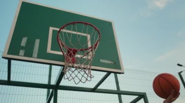 Tek eliyle bile yapabilir.