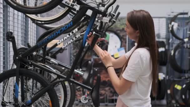 Ciclismo é seu hobby, então ela precisa de uma bicicleta nova — Vídeo de Stock