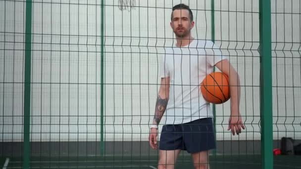 Městský sportovní portrét muže, který jde na basketbal — Stock video