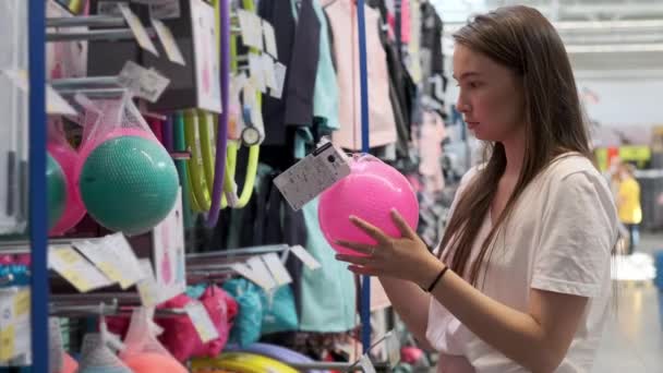 Comprador femenino está eligiendo bolas en el supermercado — Vídeos de Stock