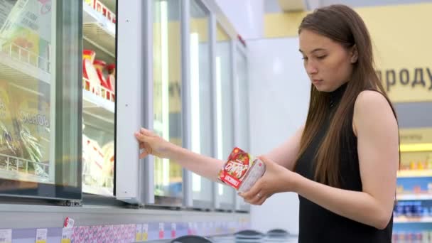 Junge Frau kauft halbfertige Suppe im Lebensmittelgeschäft — Stockvideo