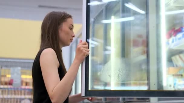 Sie konnte nicht anders, als Eis zum Dessert zu kaufen — Stockvideo