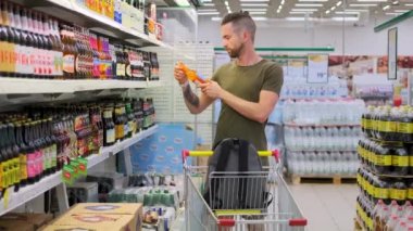 O, parti için bira almaktan sorumludur.