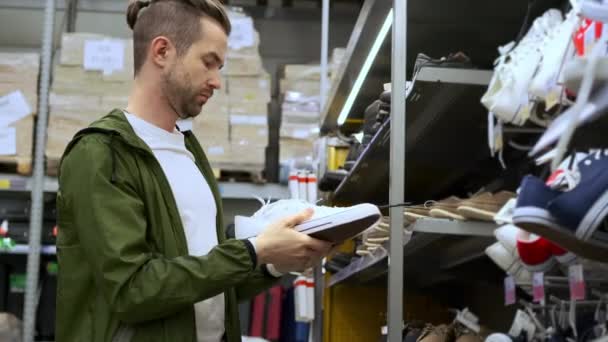 Manusia akan membeli sepatu kanvas putih di hipermarket — Stok Video