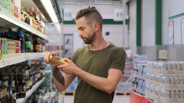 Homem fazendo uma escolha que cerveja comprar — Vídeo de Stock
