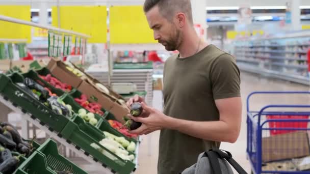 Necesita comprar verduras para la cena. — Vídeos de Stock