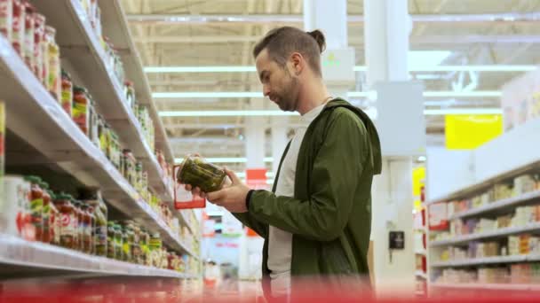 Vuole comprare cetrioli sottaceto nella drogheria — Video Stock