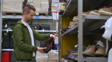 Alıcı botlara bakıyor ve kalitesini kontrol ediyor.