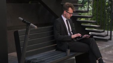 Ofis çalışanı ara verildiğinde internet tableti kullanıyor