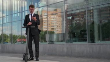 İş adamı videosu daha önce elektrikli scooterla işten çıkmak için aradı