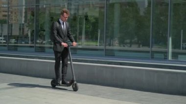 İşadamı elektrikli scooterla çalışıyor.
