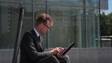 Ofise gidene kadar bekleyemez. Sokaklarda çalışan bir iş adamı.