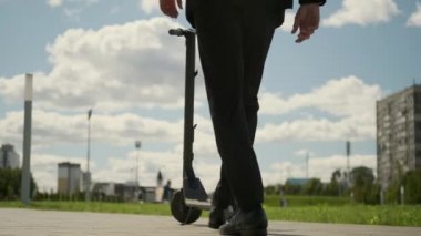 O, arabaları sevmez. Elektrikli scooter sürmek daha zevkli.