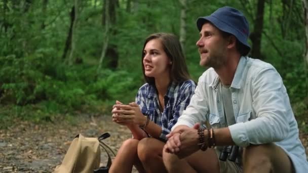 Туристы пьют чай и наблюдают за птицами в лесу — стоковое видео