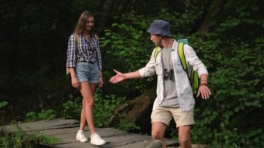 Ormanda heyecanlı bir yürüyüş. Yeni alanları keşfeden arkadaşlar