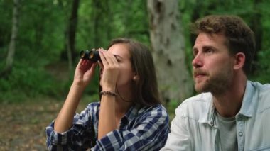 Ormanda hafta sonu, erkek ve kadın doğa yürüyüşü yapıyorlar.