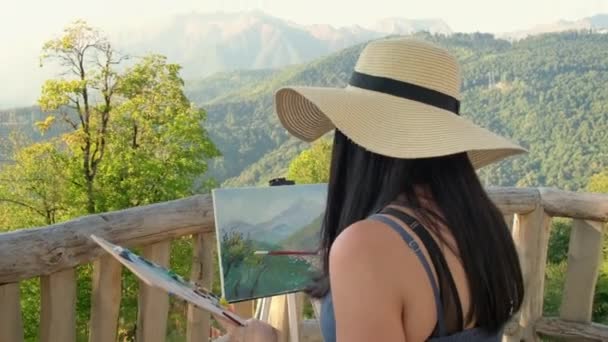 Mujer pintor creando imagen de paisaje de montaña al aire libre — Vídeo de stock