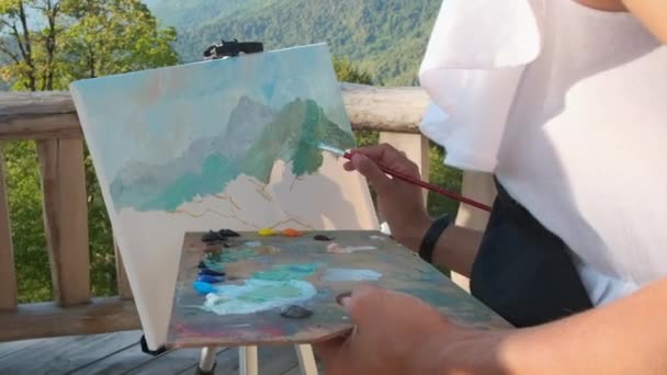 キャンバスに山の景色を作る若い画家。エア・ペインティング — ストック動画