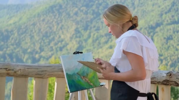 Woman painter is drawing a picture at observation deck — Stock Video