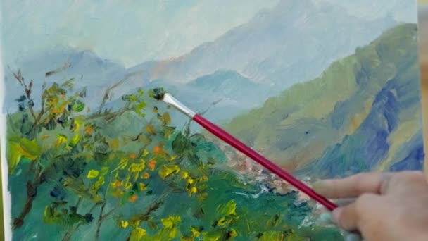 Mano de desconocido que pinta paisaje de montaña y árboles — Vídeos de Stock