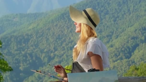 Happy young artist woman on plein-air, drawing landscape from nature — Stok video