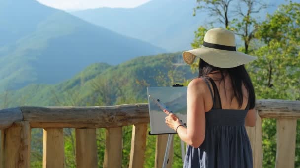 Mujer artista está trabajando en la imagen de paisaje de montaña al aire libre — Vídeo de stock