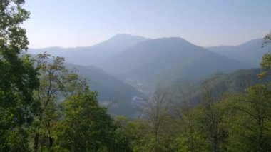 Kanyonlu dağlara bak.